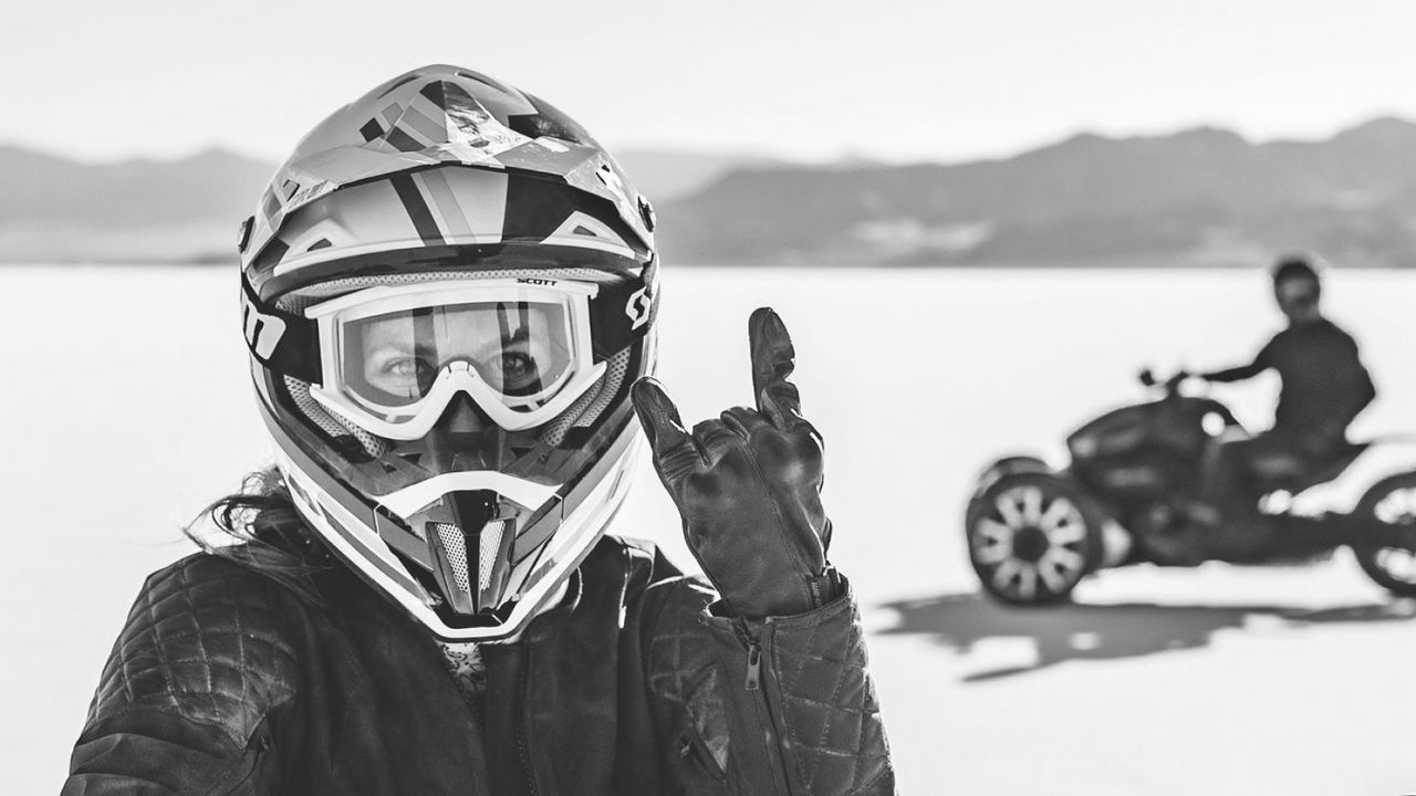 女性の3輪ライダーが立ち去ろうとしている