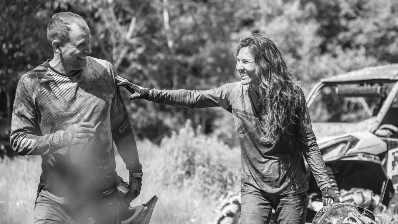 Can-Am SxSの前で笑顔を見せる2人のライダー